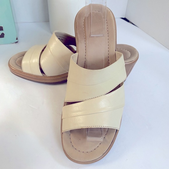 Dansko Shoes - DANSKO Comfort Wedge Slip On Sandals in Cream. Size 6